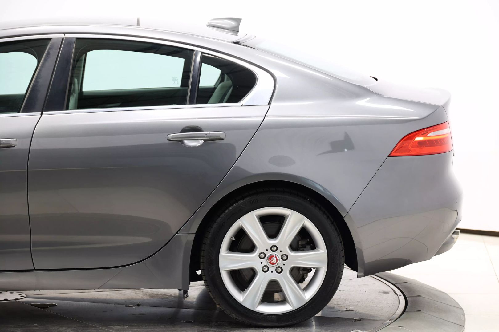 2019 Jaguar Xe - Image 8