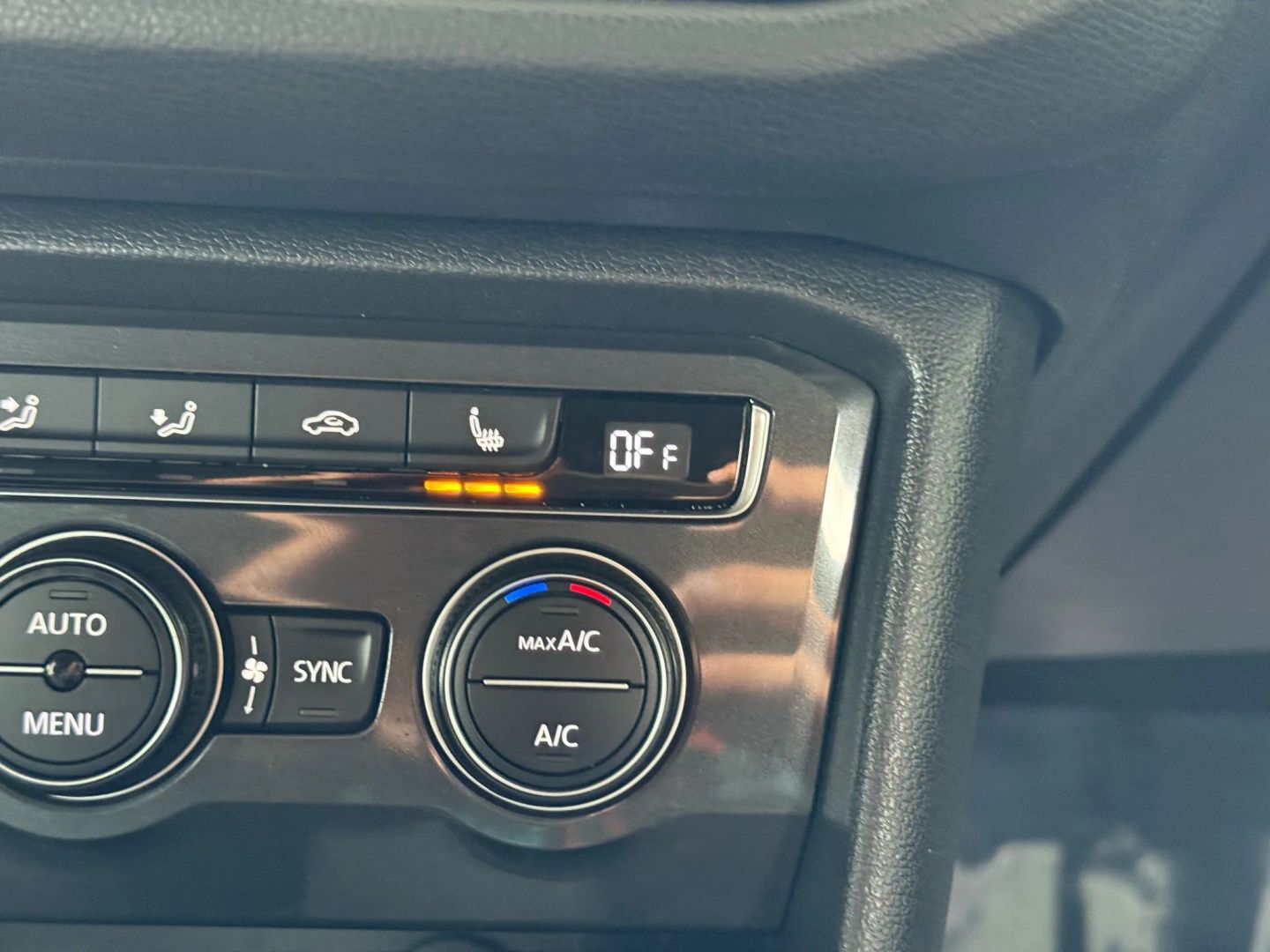 2018 Volkswagen Tiguan - Image 30