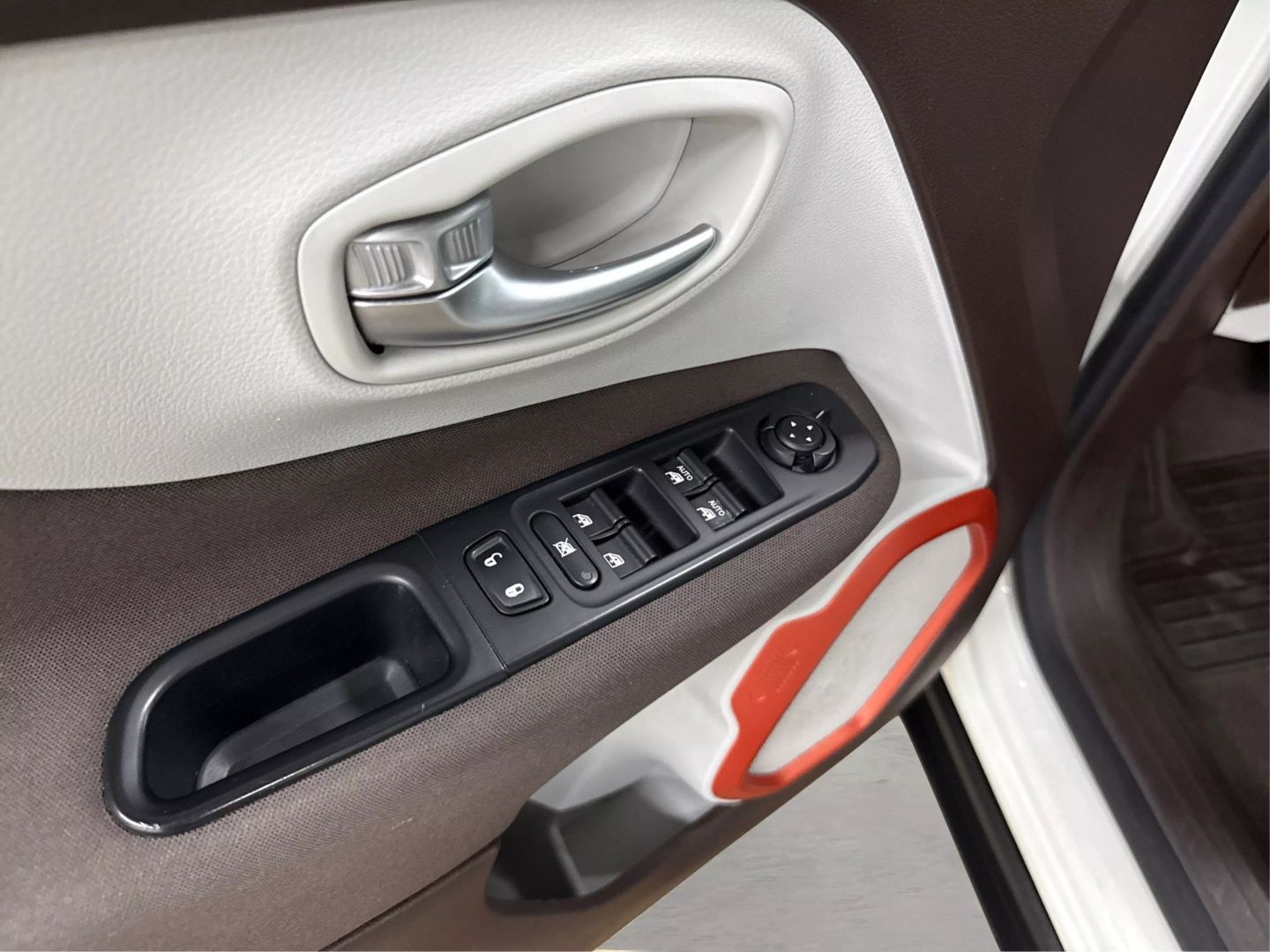 2015 Jeep Renegade - Image 27
