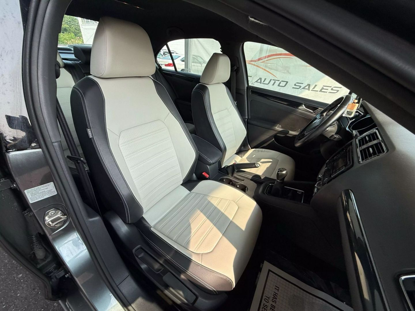 2015 Volkswagen Jetta - Image 26