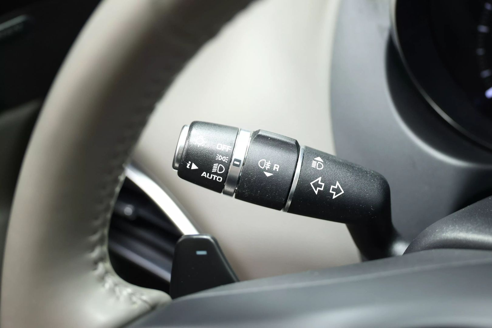 2019 Jaguar Xe - Image 25