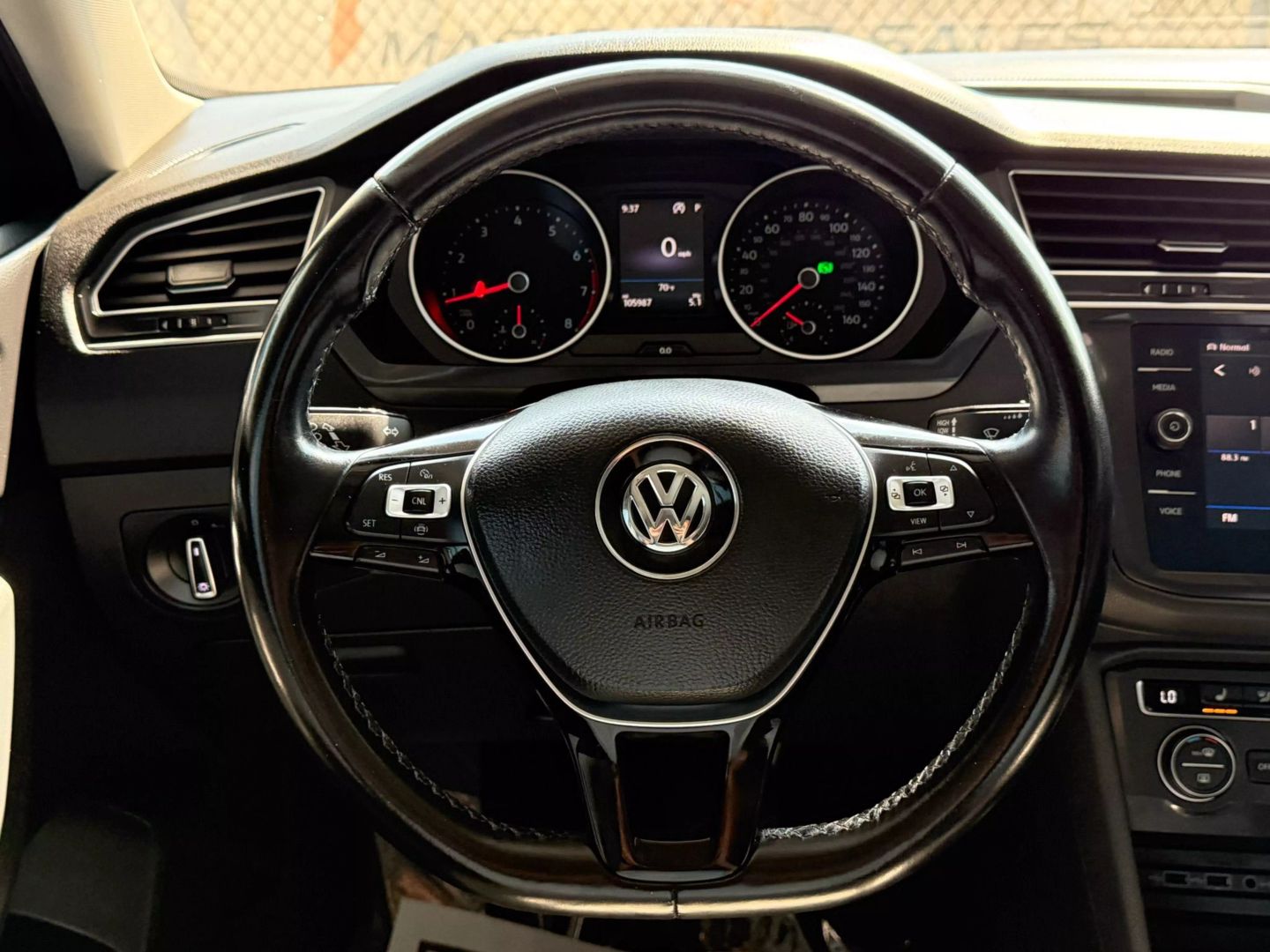 2019 Volkswagen Tiguan - Image 30