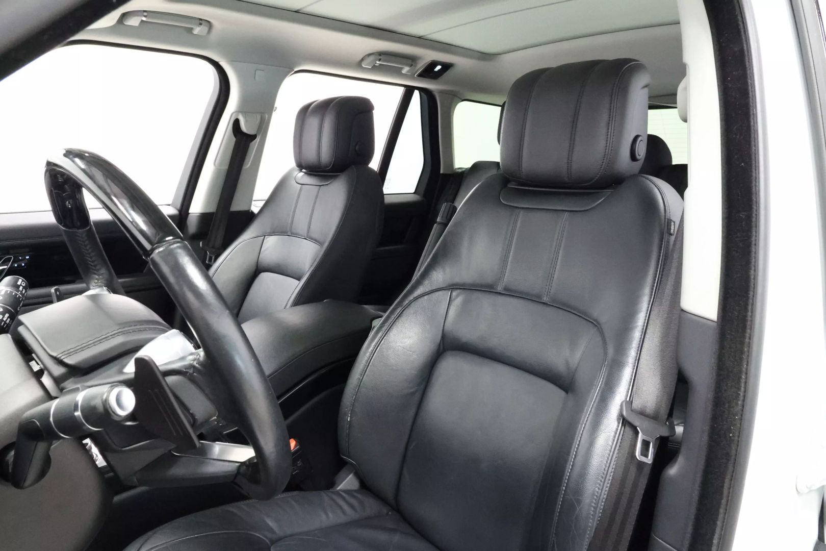 2018 Land Rover Range Rover - Image 17