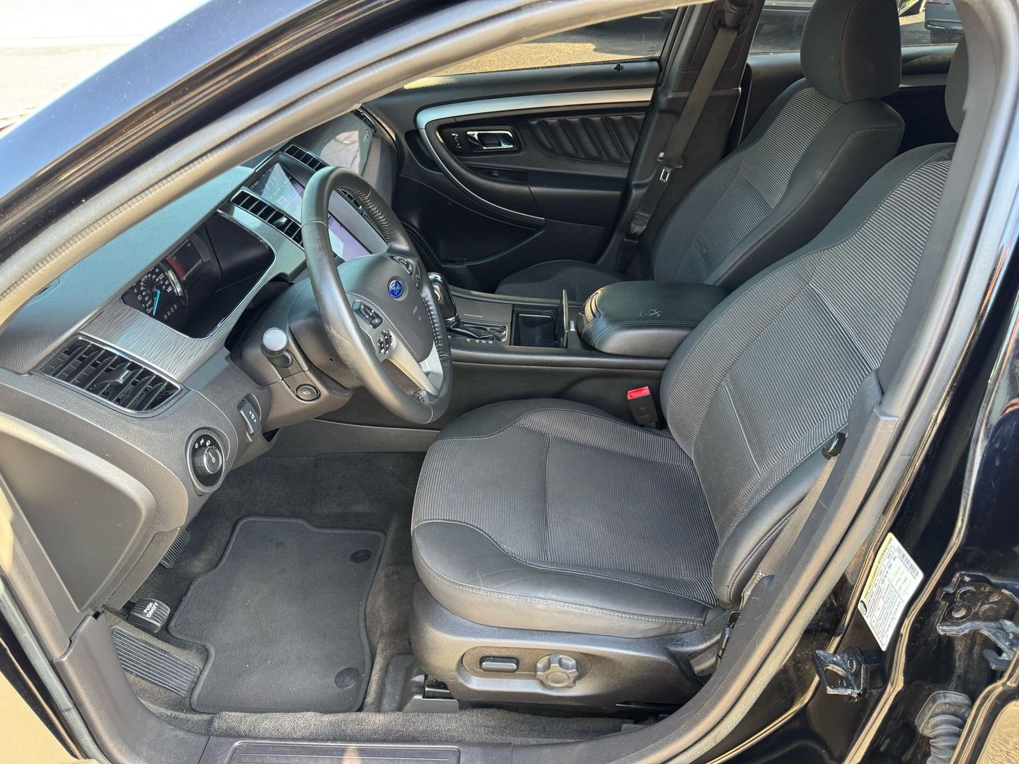 2016 Ford Taurus - Image 14