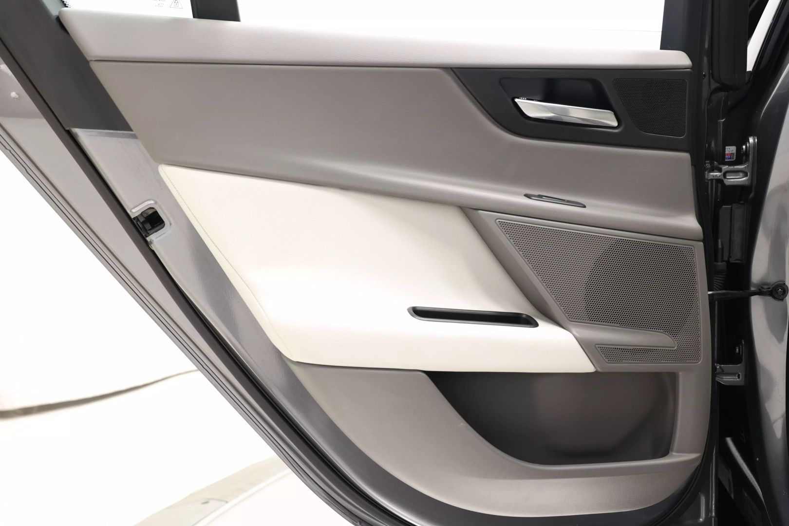 2019 Jaguar Xe - Image 47