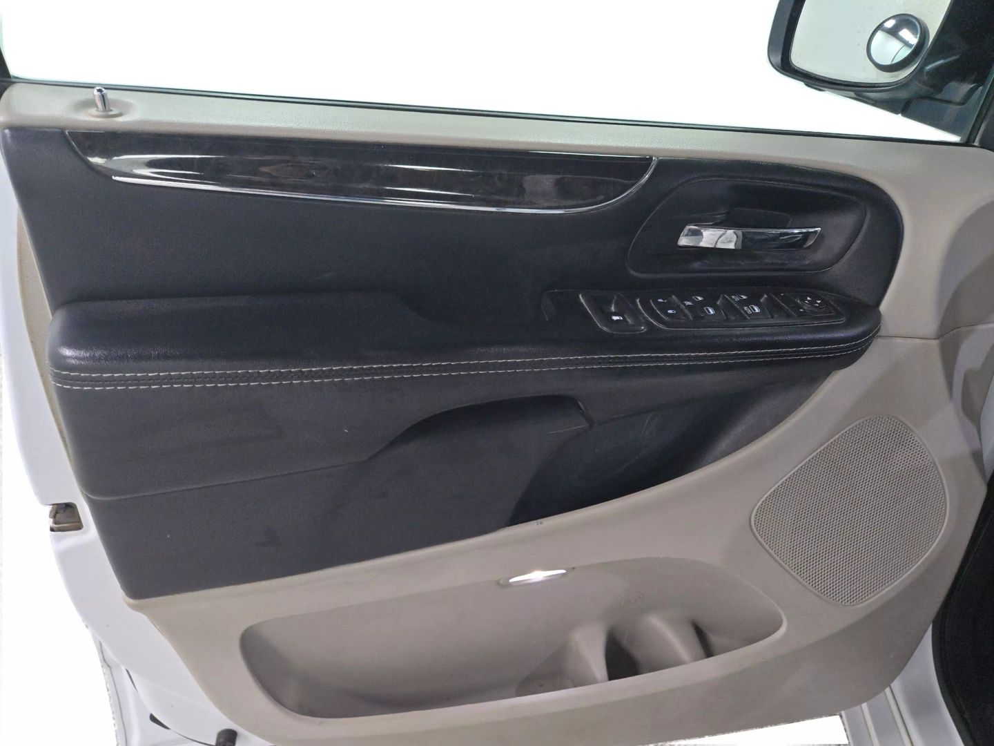 2015 Chrysler Town & Country - Image 20
