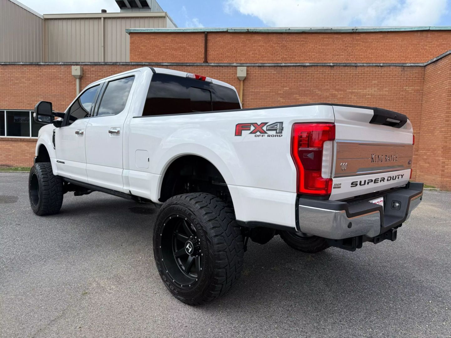2018 Ford F250 Super Duty Crew Cab - Image 5