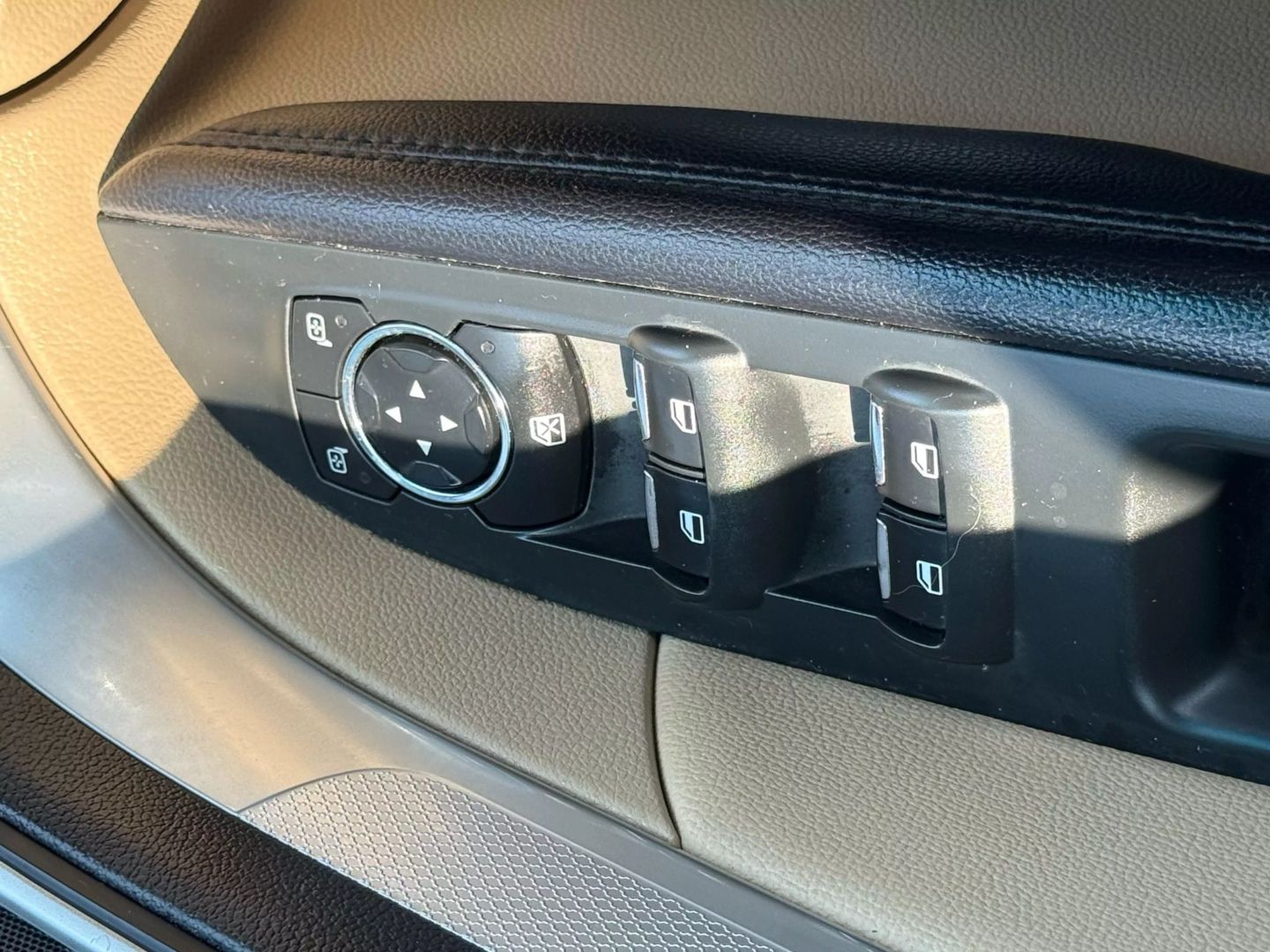 2016 Ford Explorer - Image 43