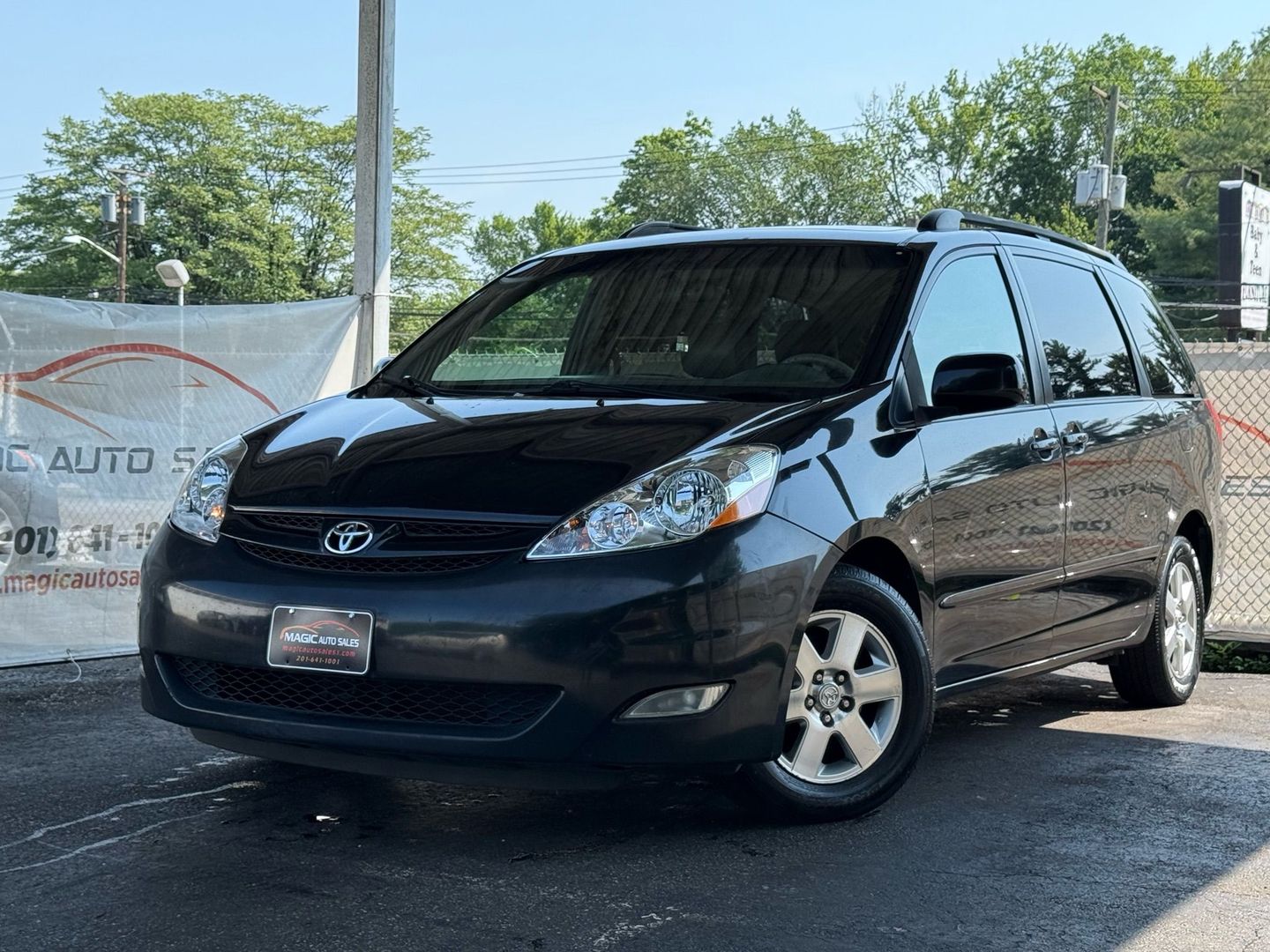2008 Toyota Sienna - Image 1