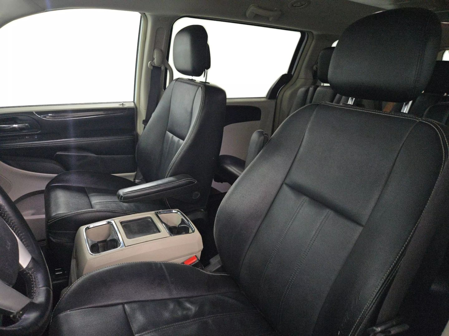 2015 Chrysler Town & Country - Image 19