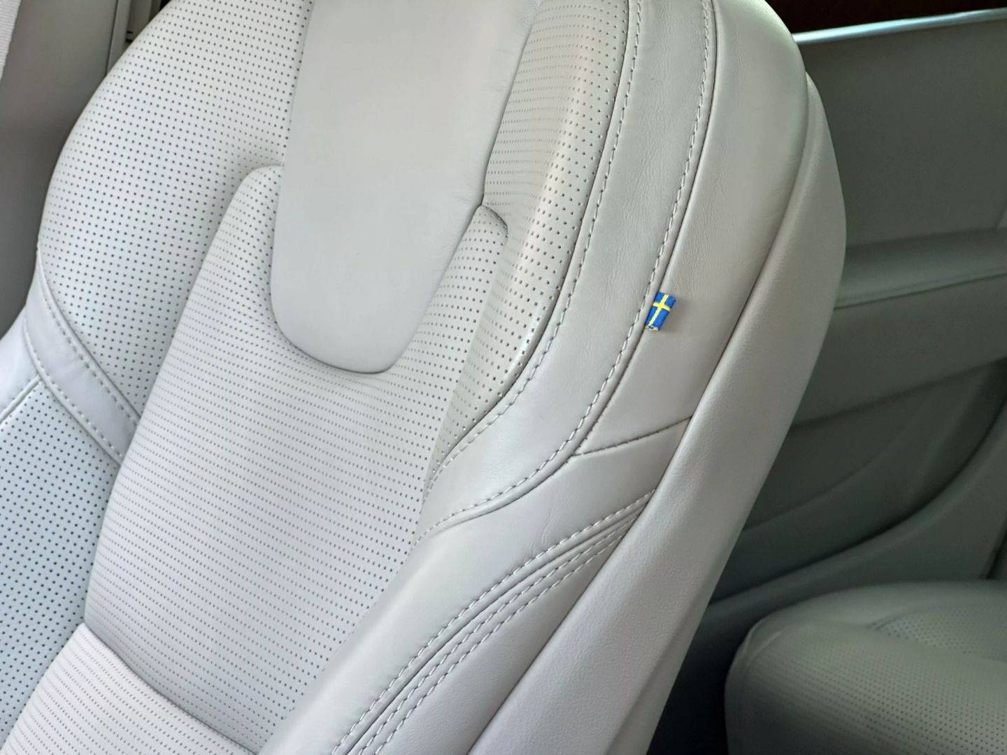 2018 Volvo S90 - Image 16