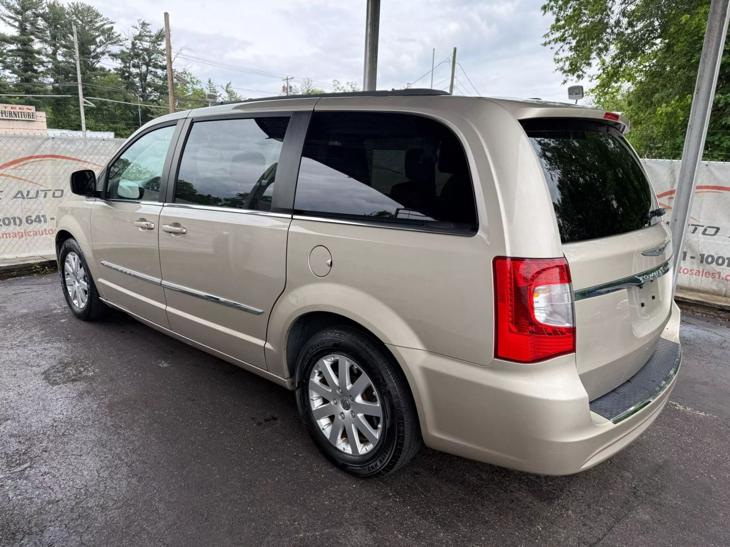2013 Chrysler Town & Country - Image 13