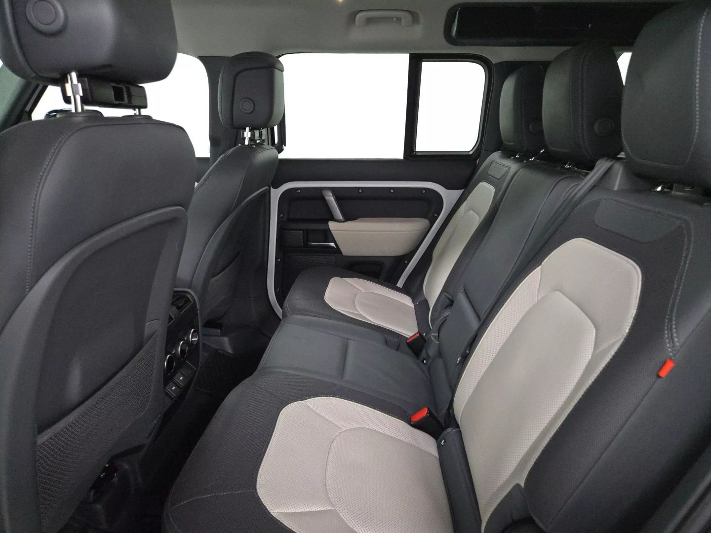 2023 Land Rover Defender 110 - Image 10
