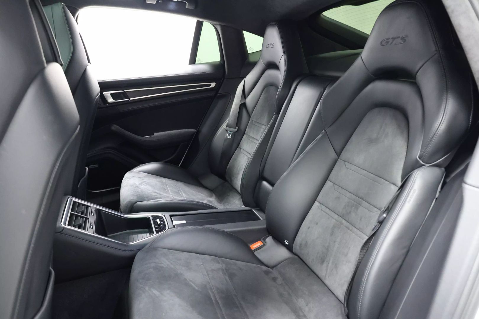 2020 Porsche Panamera - Image 3