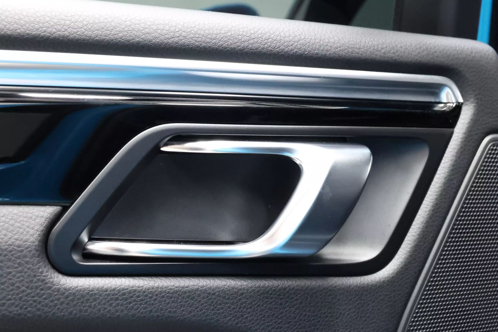 2022 Porsche Macan - Image 45
