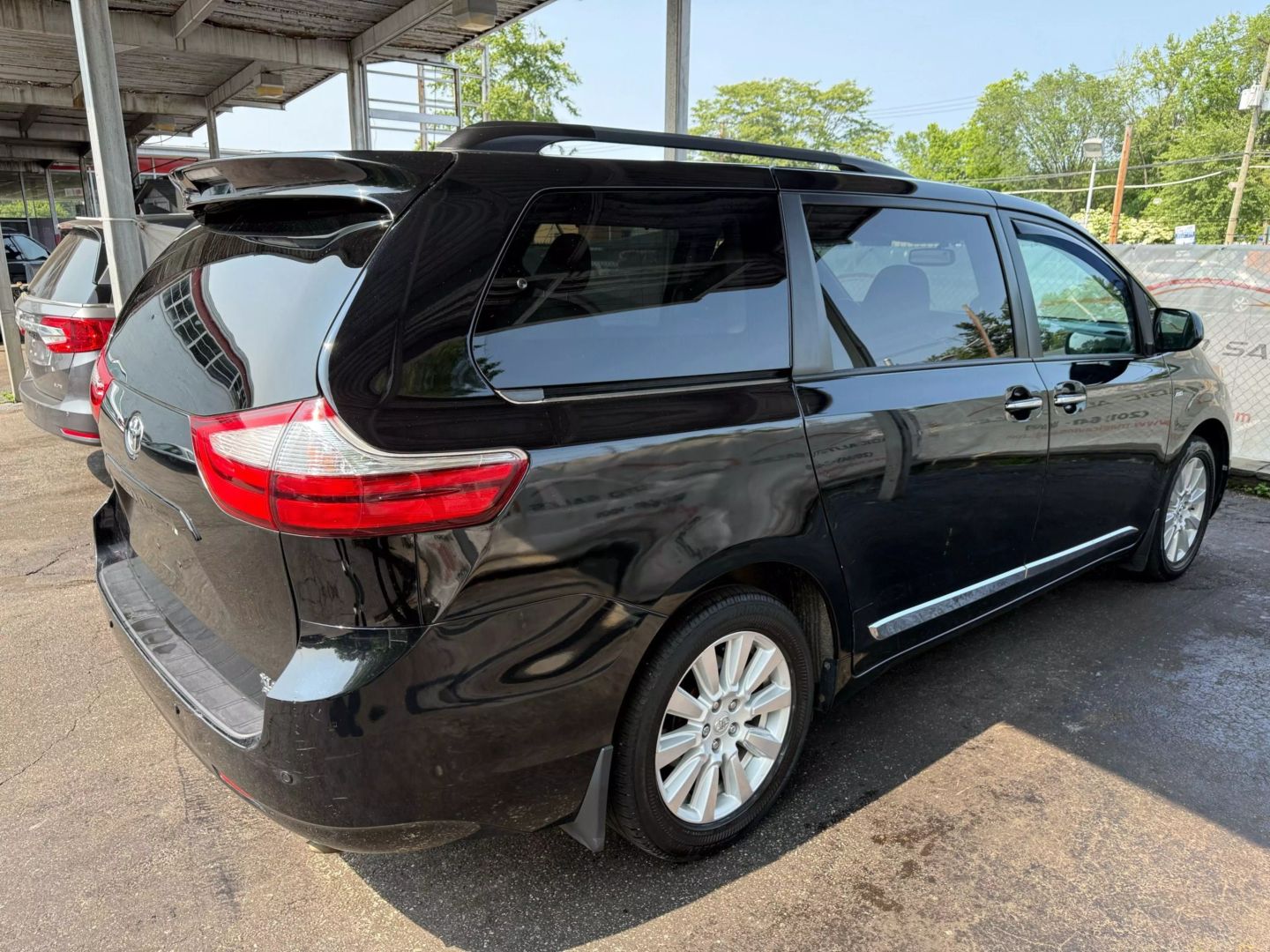 2017 Toyota Sienna - Image 12