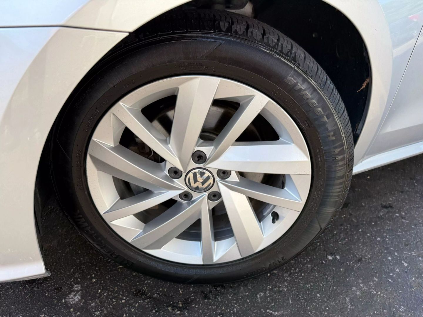 2018 Volkswagen Passat - Image 41