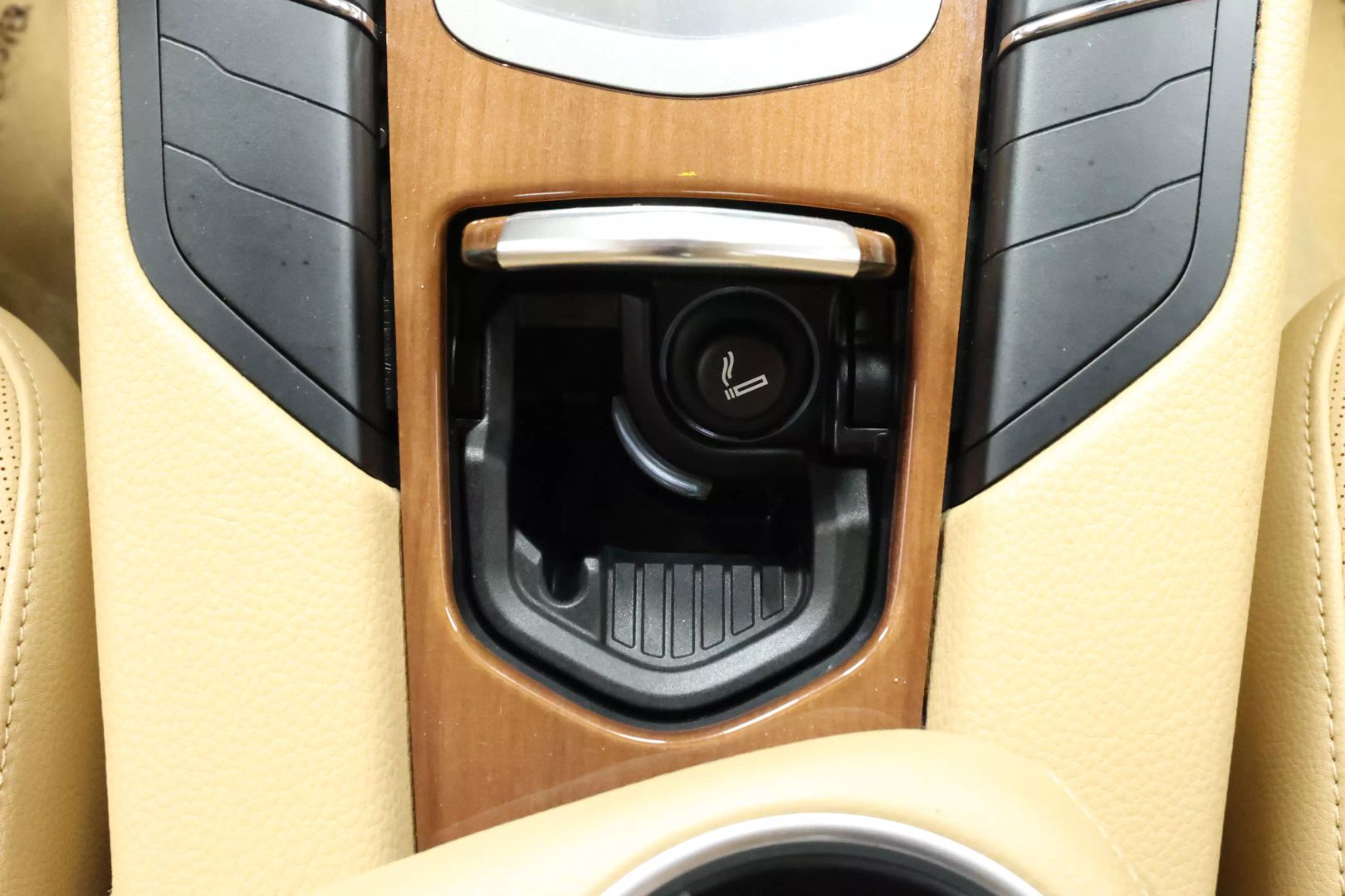 2014 Porsche Panamera - Image 44