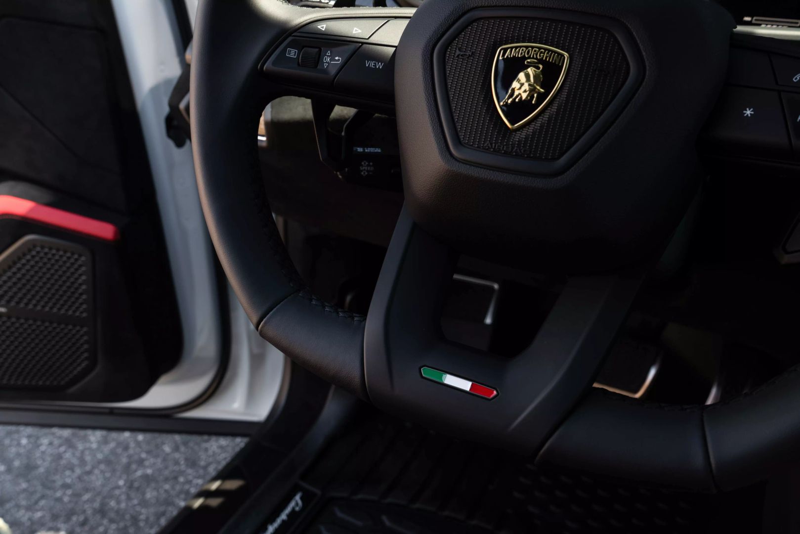 2024 Lamborghini Urus - Image 40