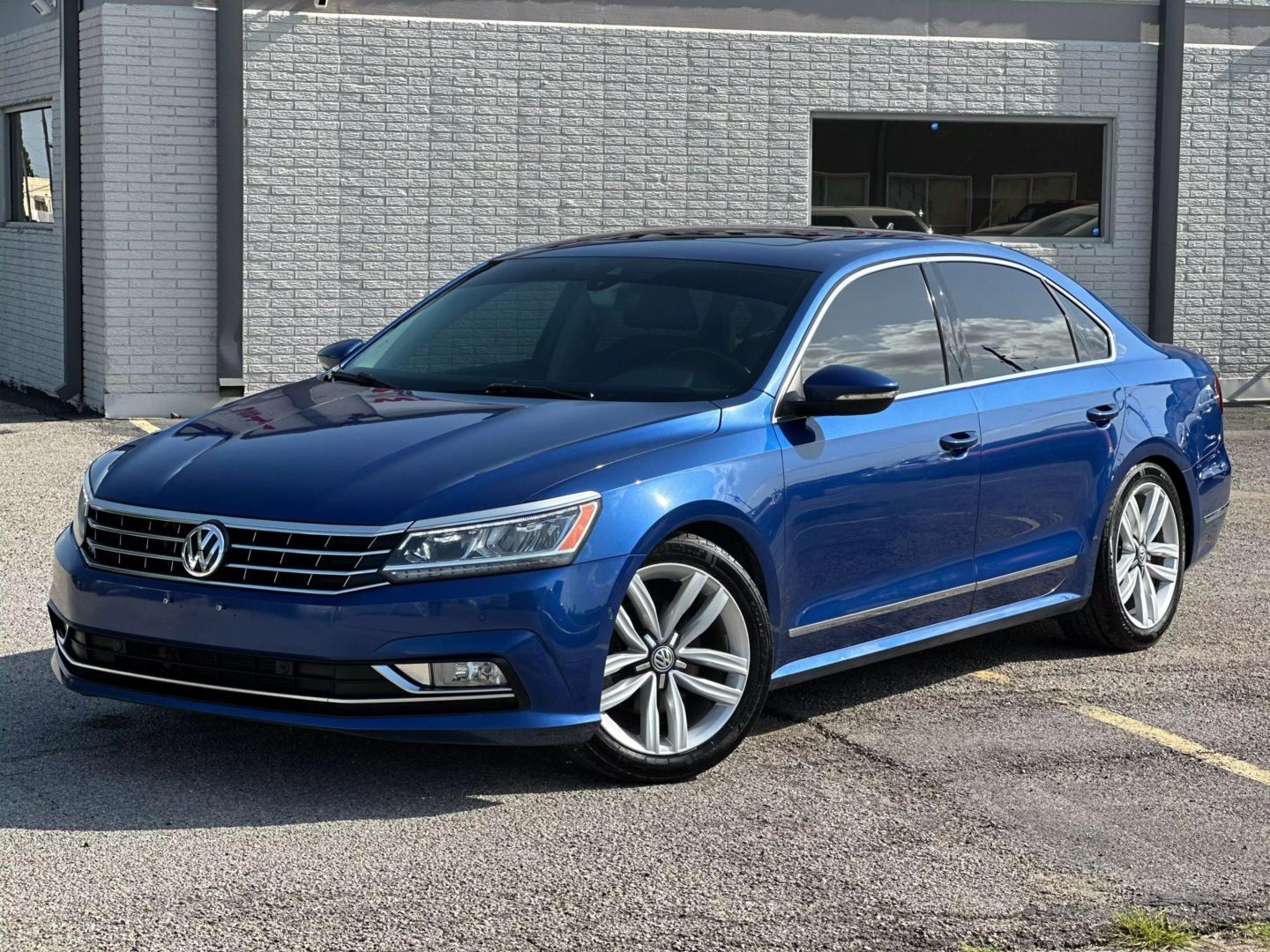2017 Volkswagen Passat - Image 2