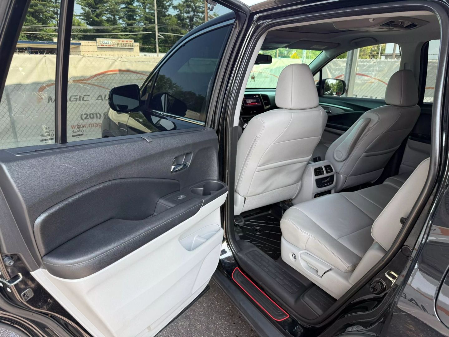 2018 Honda Pilot - Image 17
