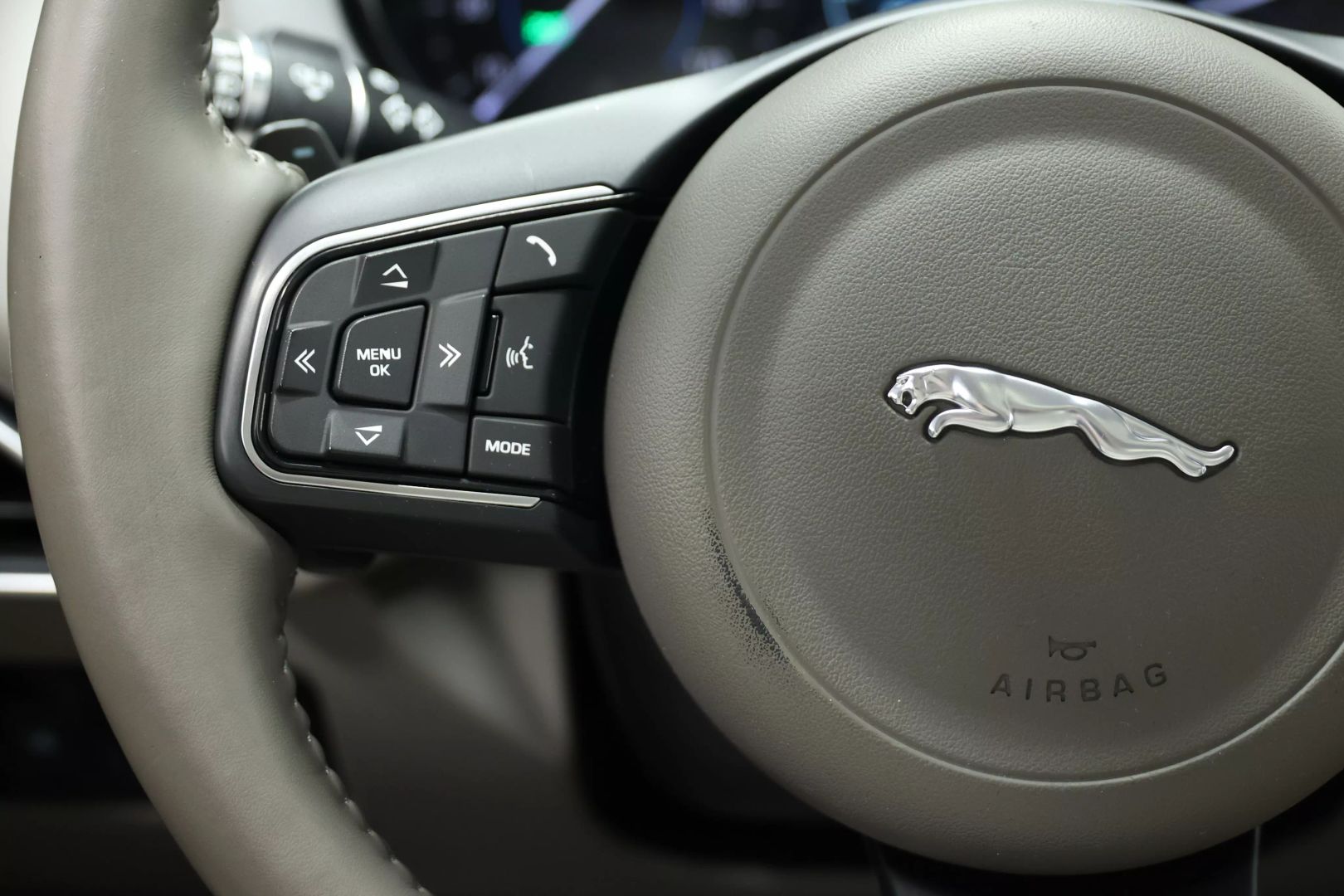 2019 Jaguar Xe - Image 24