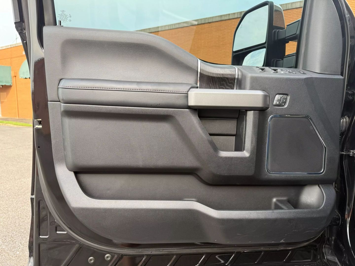 2019 Ford F350 Super Duty Crew Cab - Image 12