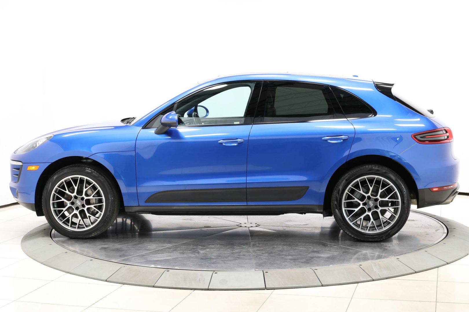 2017 Porsche Macan - Image 6