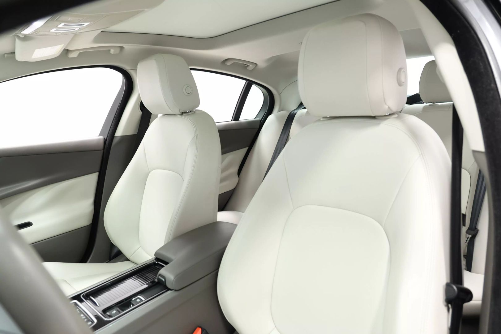 2019 Jaguar Xe - Image 18