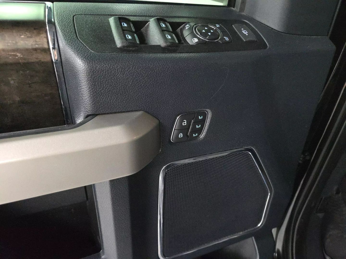 2022 Ford F250 Super Duty Crew Cab - Image 26