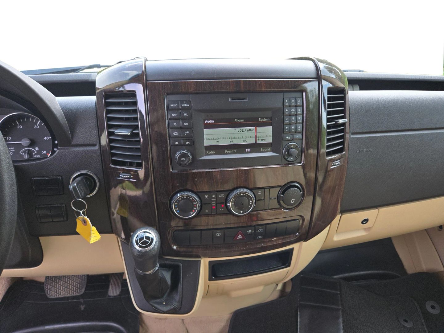 2017 Mercedes-benz Sprinter 2500 Cargo - Image 12