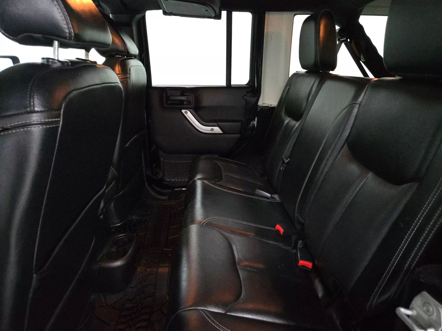 2016 Jeep Wrangler - Image 10