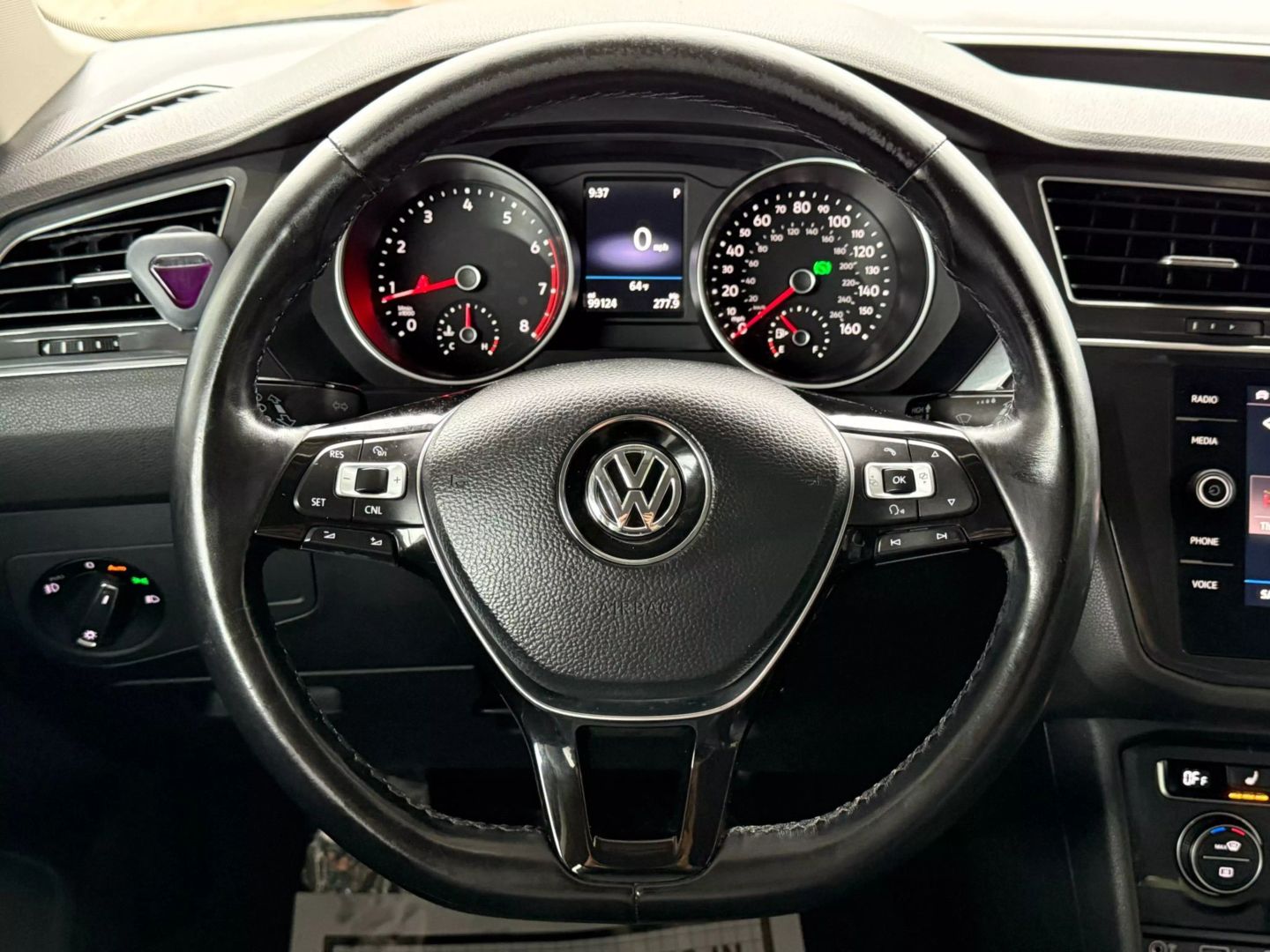2018 Volkswagen Tiguan - Image 33