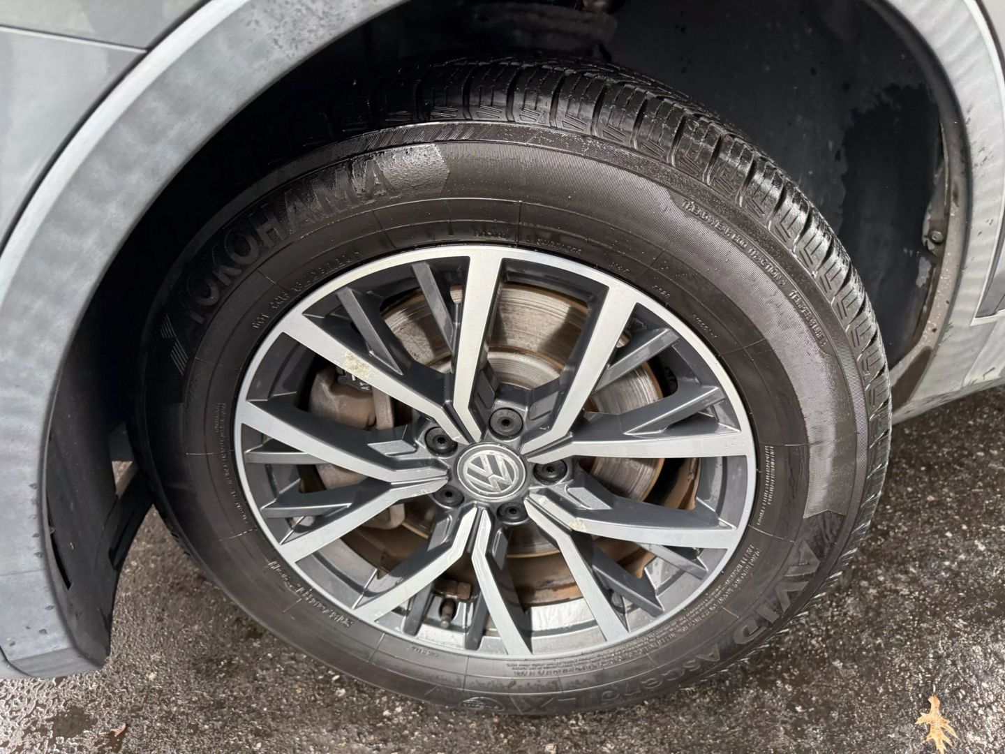 2018 Volkswagen Tiguan - Image 40