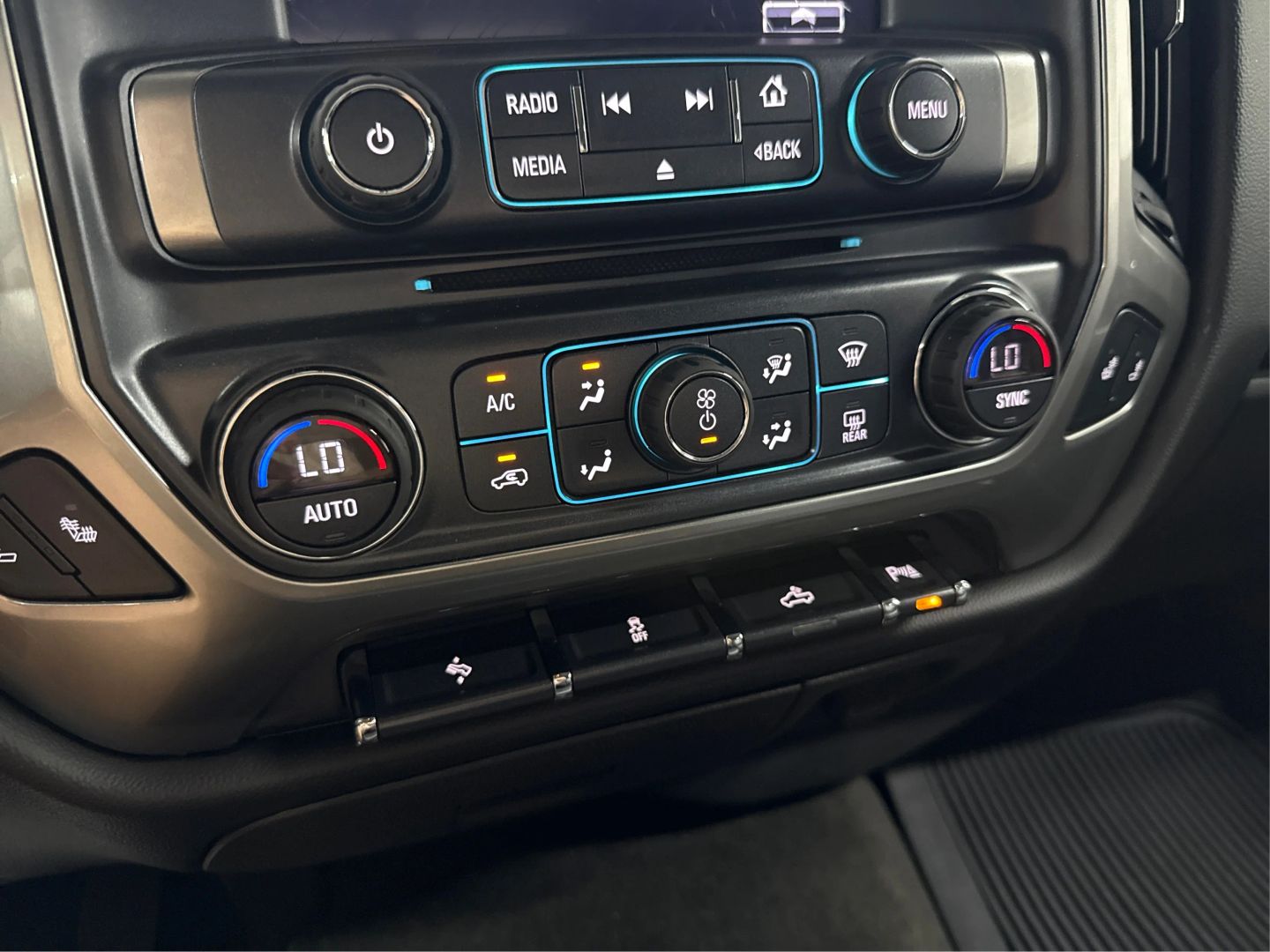 2017 Chevrolet Silverado 1500 Crew Cab - Image 19