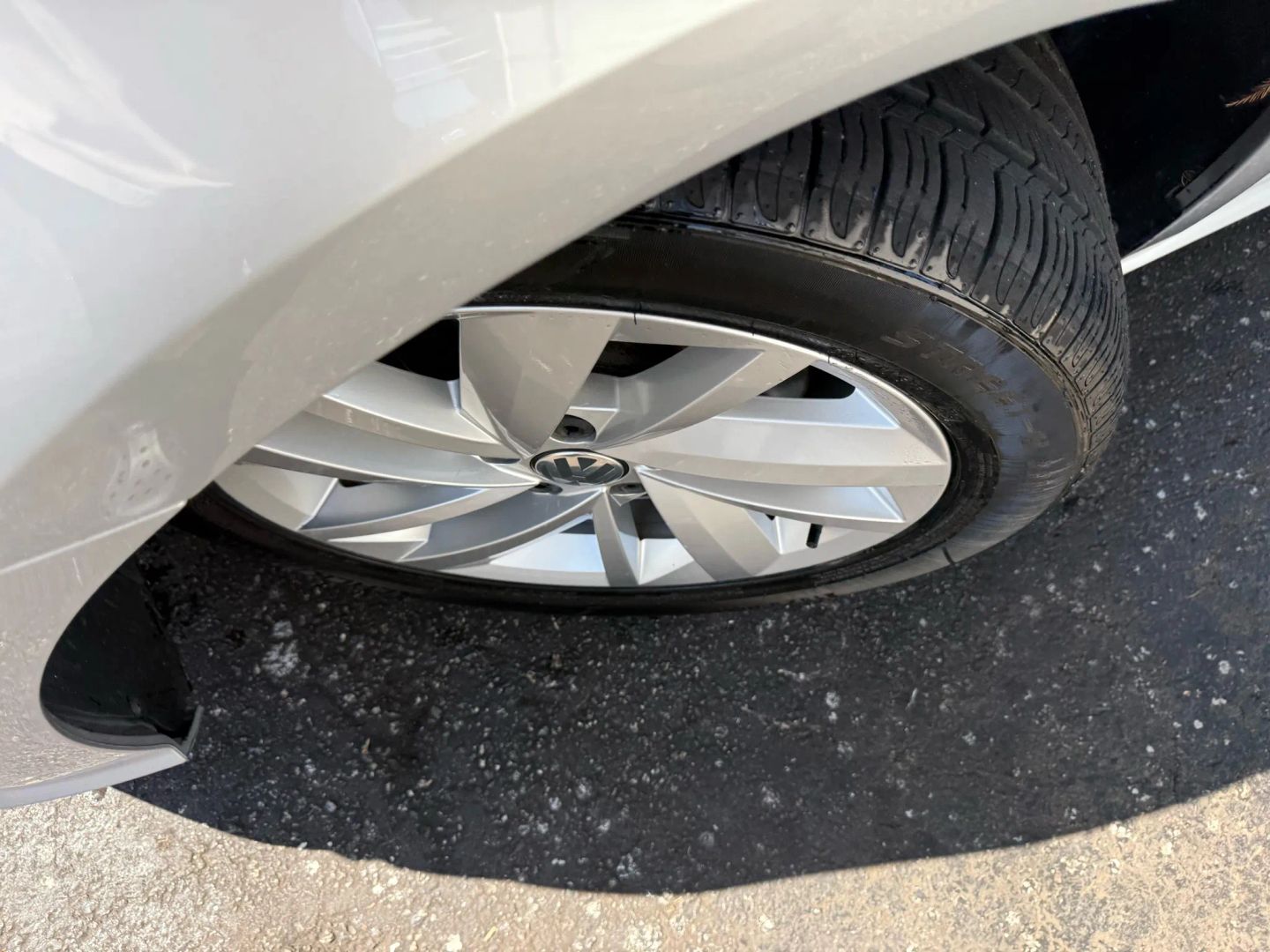 2018 Volkswagen Passat - Image 40