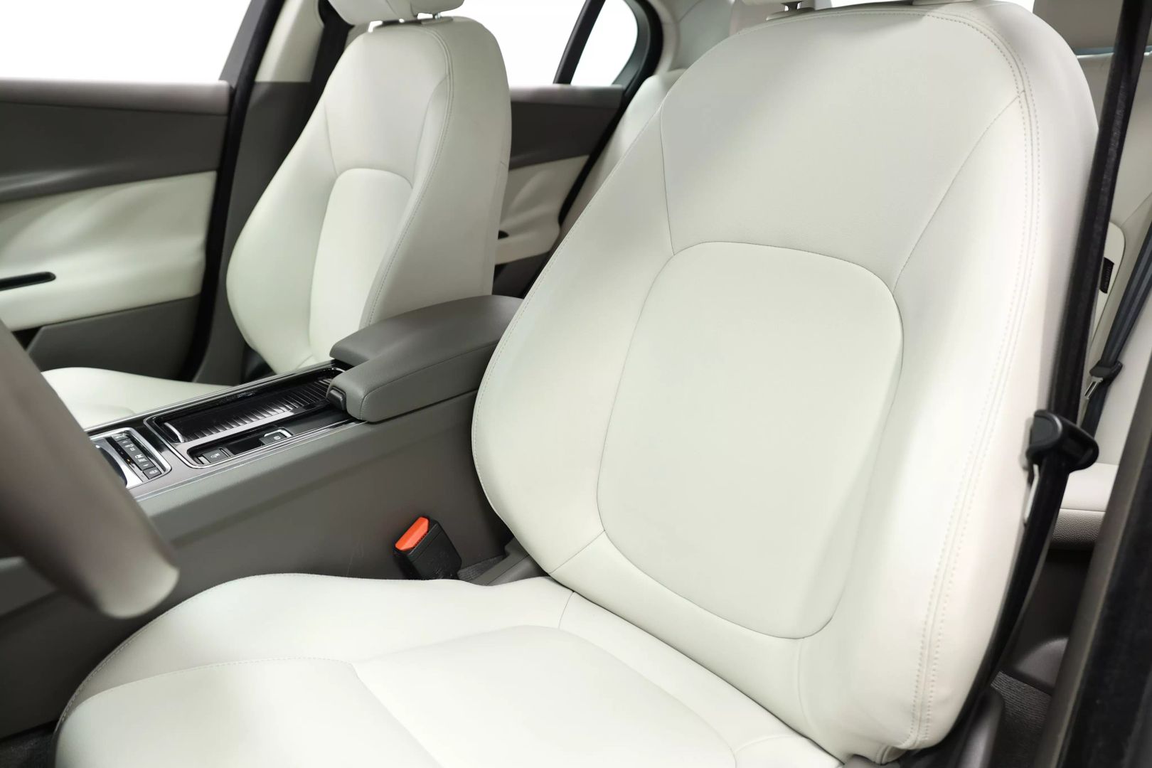 2019 Jaguar Xe - Image 20