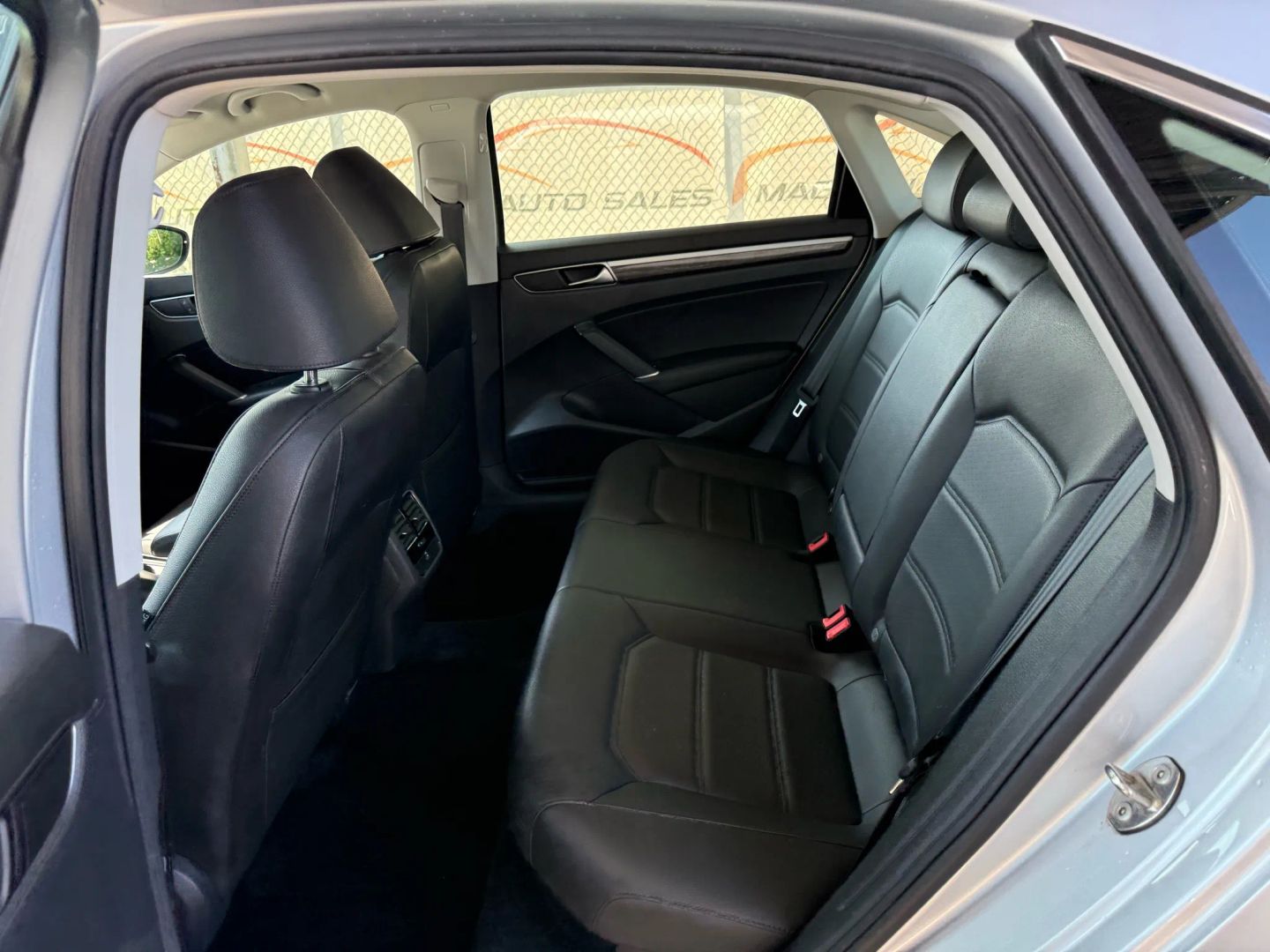 2018 Volkswagen Passat - Image 18
