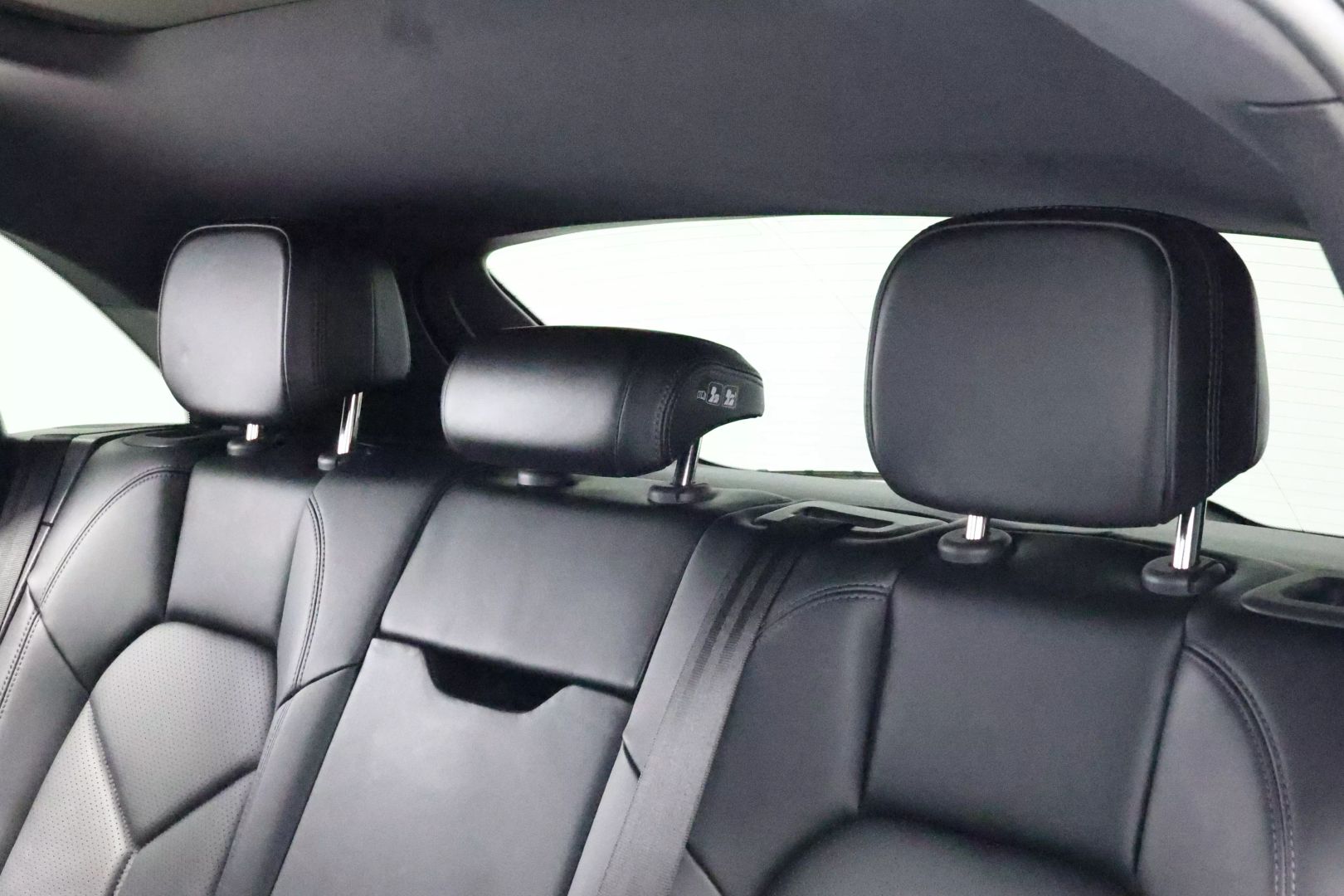 2022 Porsche Macan - Image 50