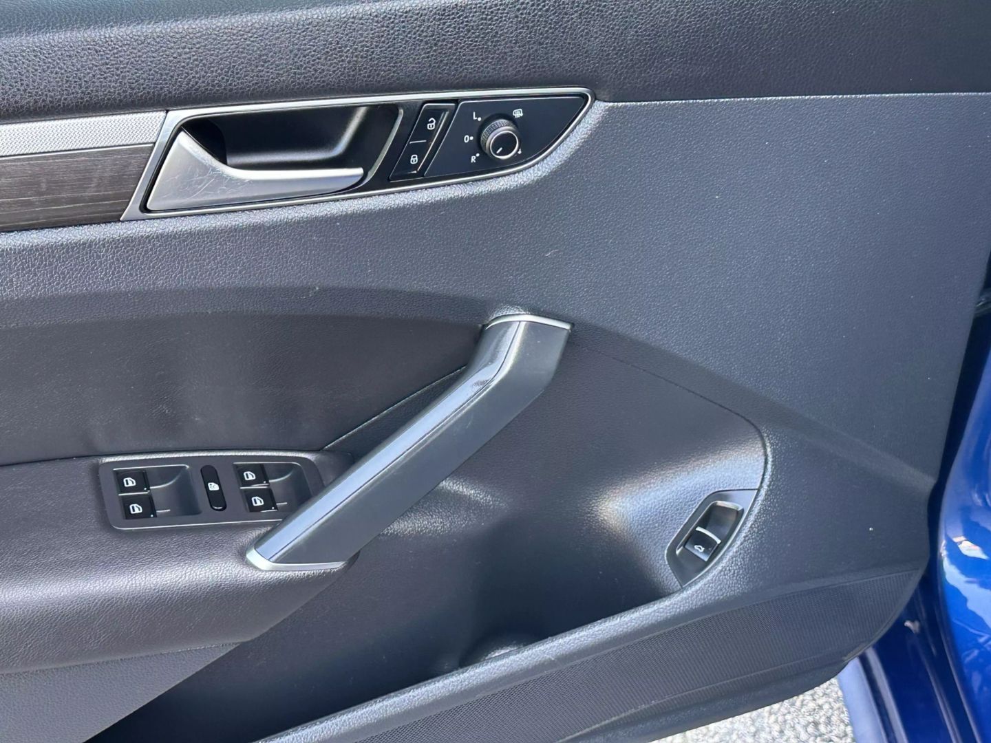 2017 Volkswagen Passat - Image 12