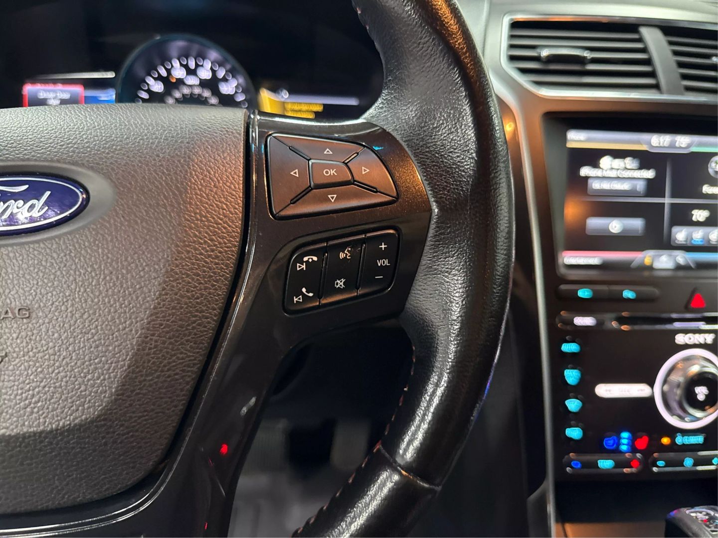 2016 Ford Explorer - Image 27
