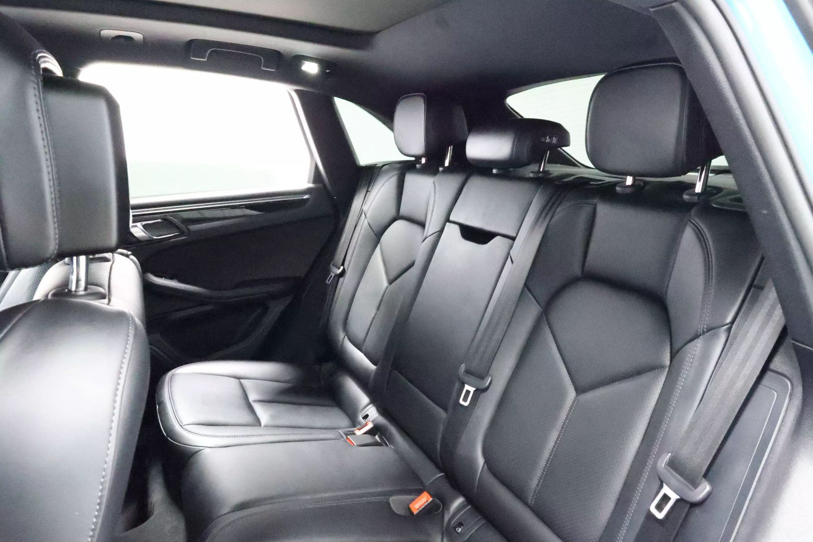2022 Porsche Macan - Image 48