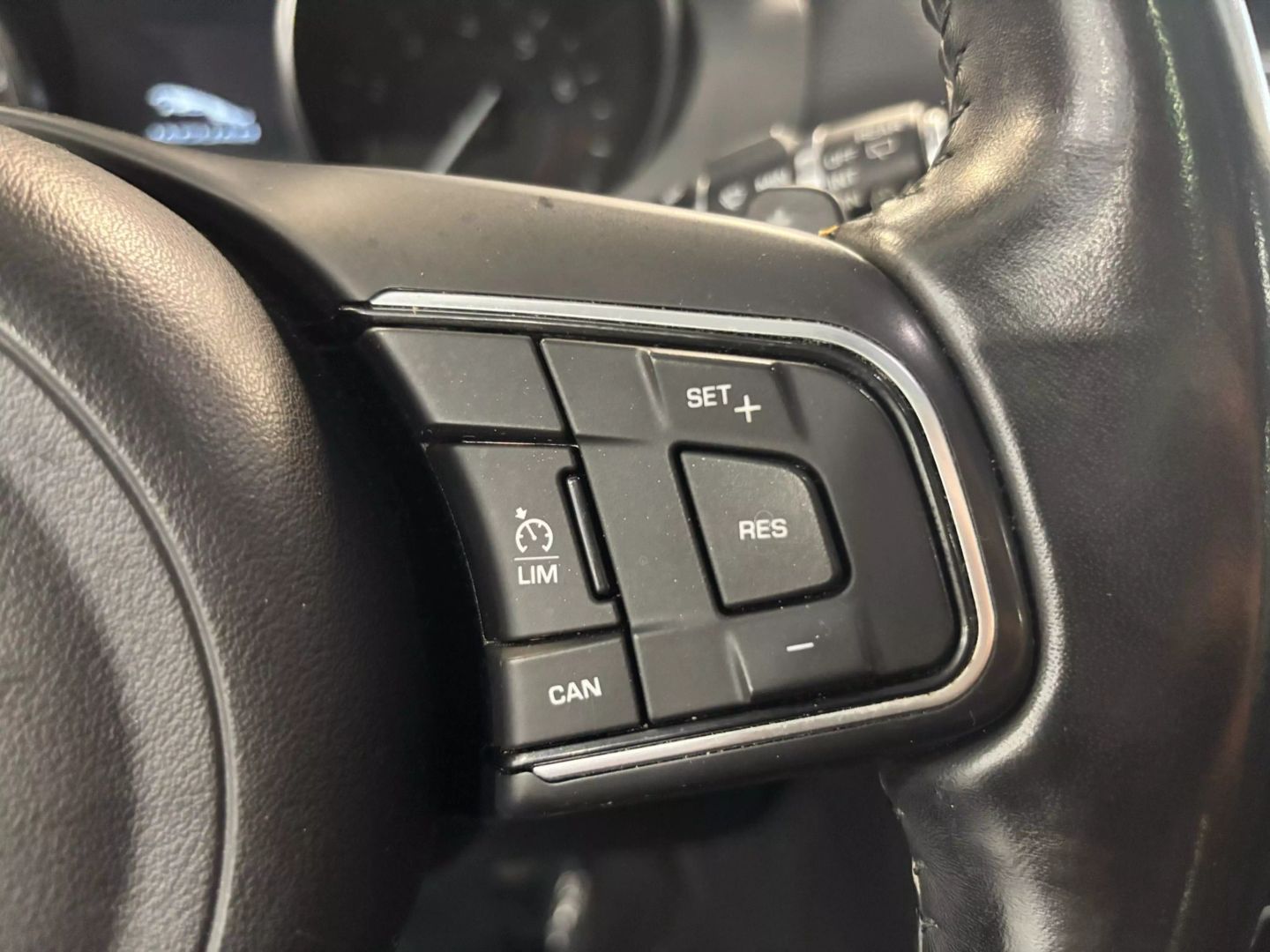 2018 Jaguar F-pace 30t Premium Sport Utility 4d - Image 25