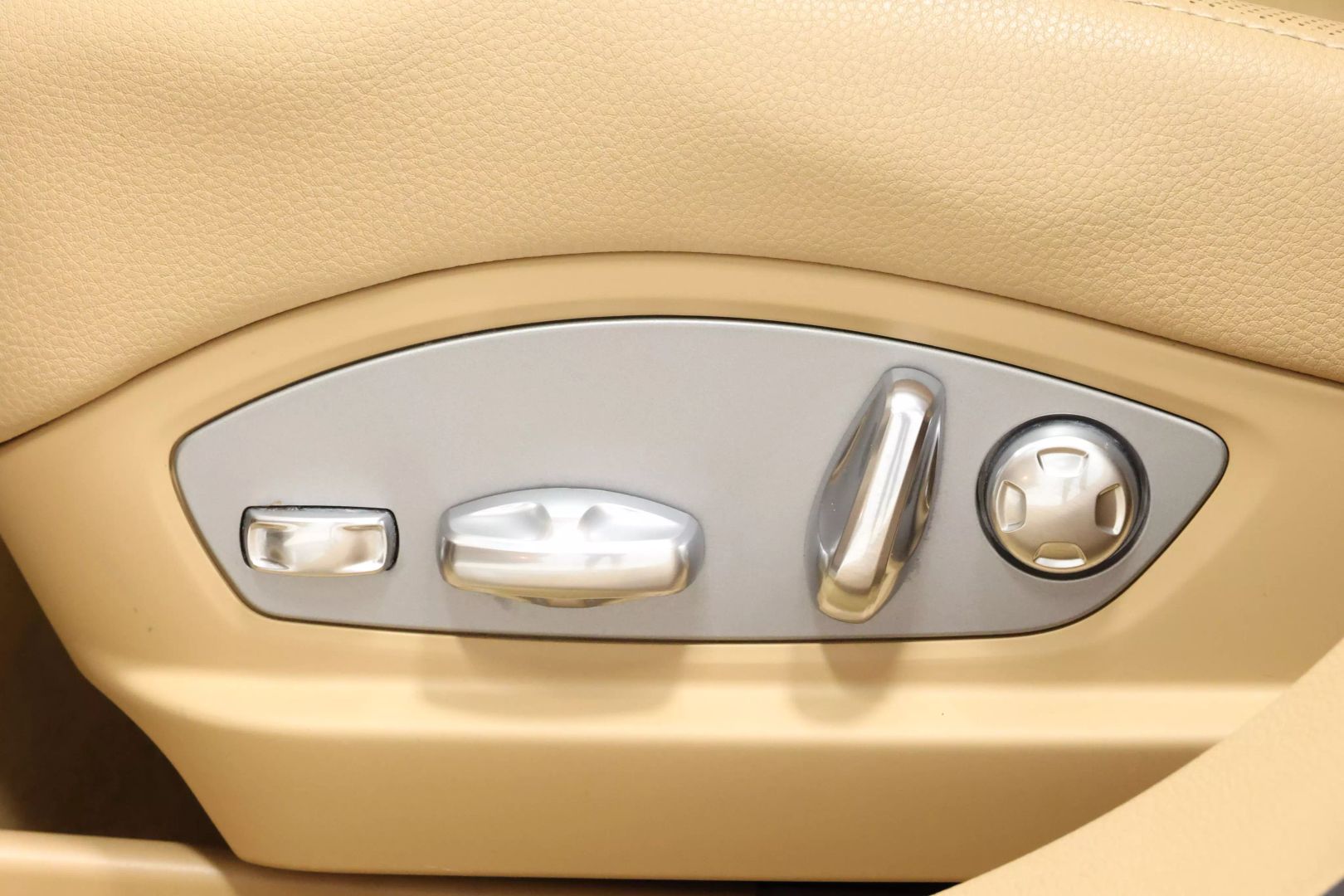 2014 Porsche Panamera - Image 14