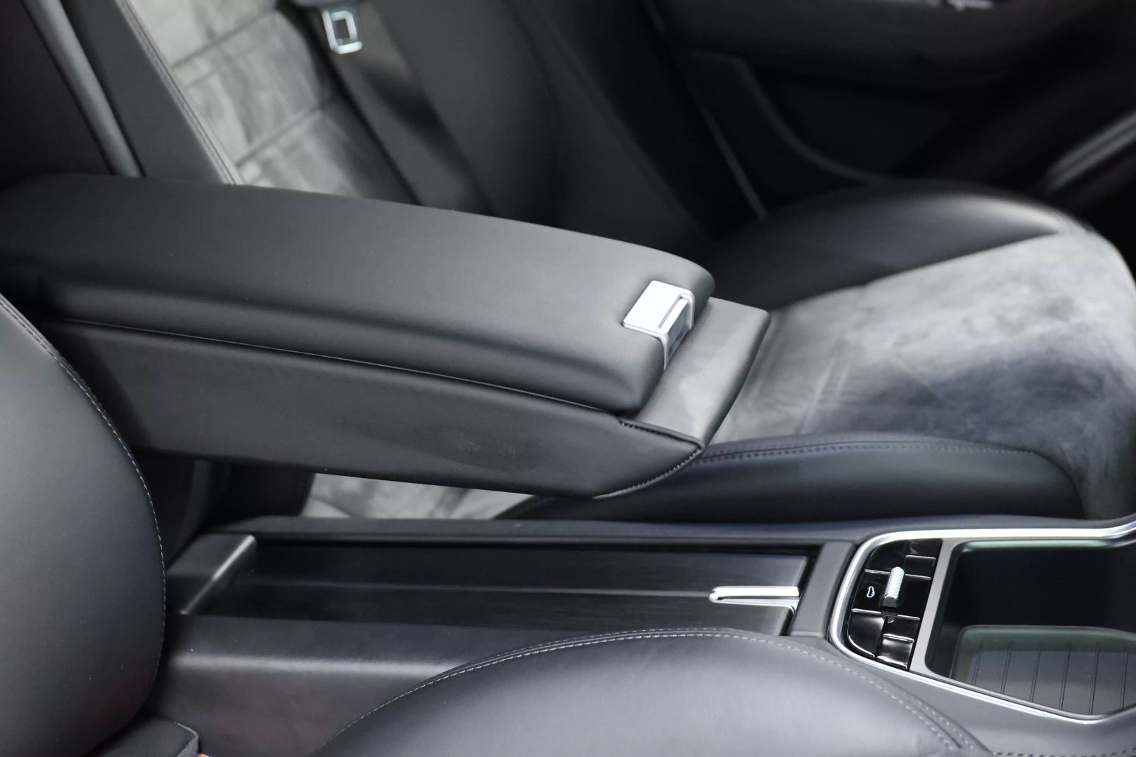 2020 Porsche Panamera - Image 82