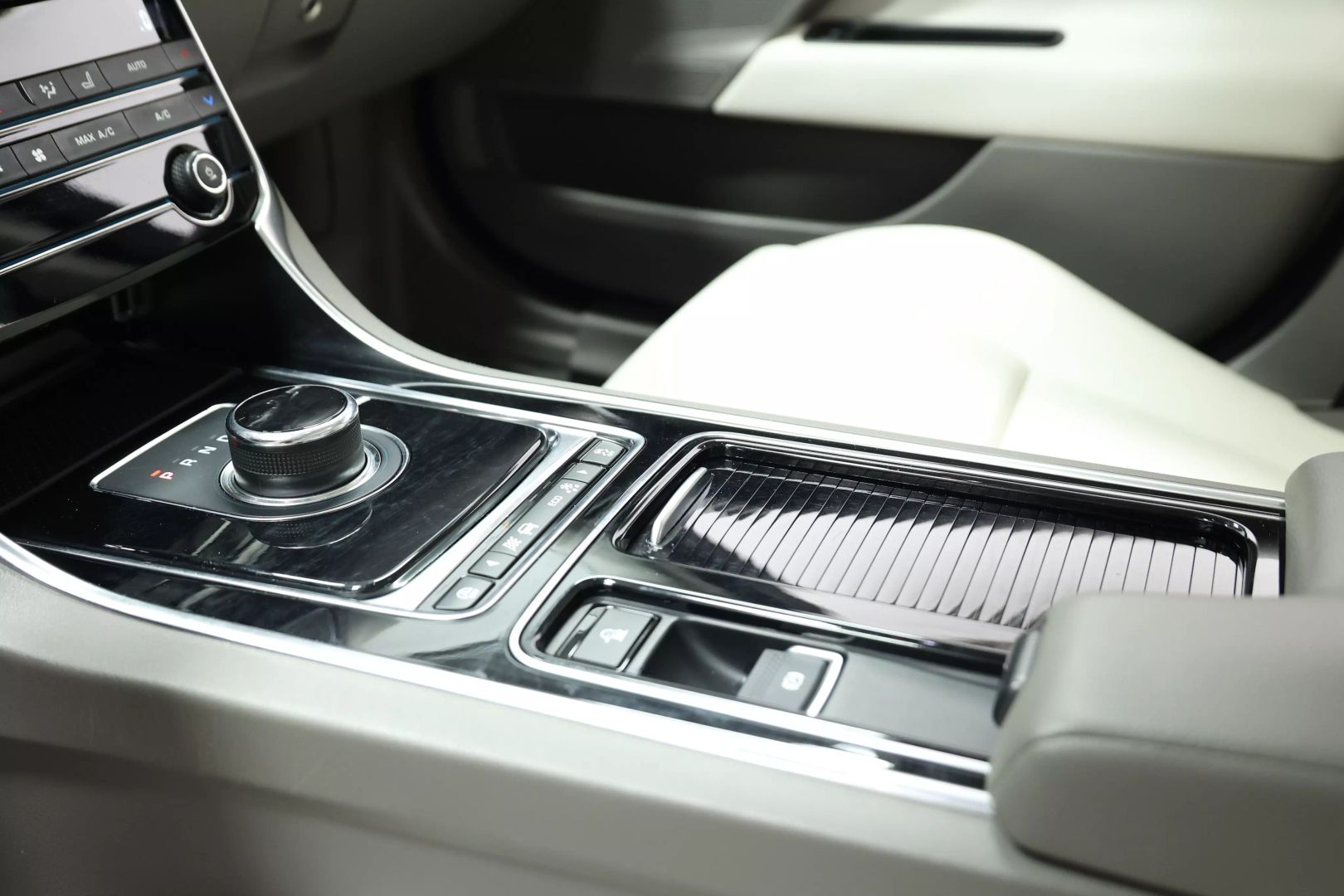 2019 Jaguar Xe - Image 44
