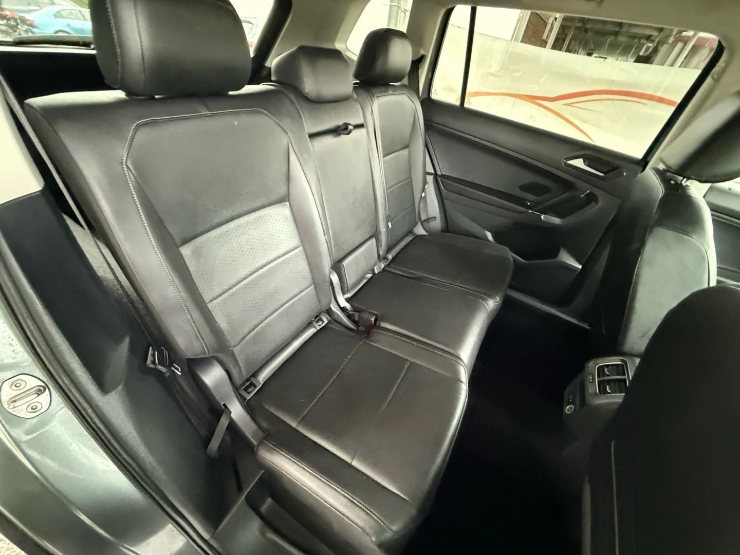 2018 Volkswagen Tiguan - Image 23
