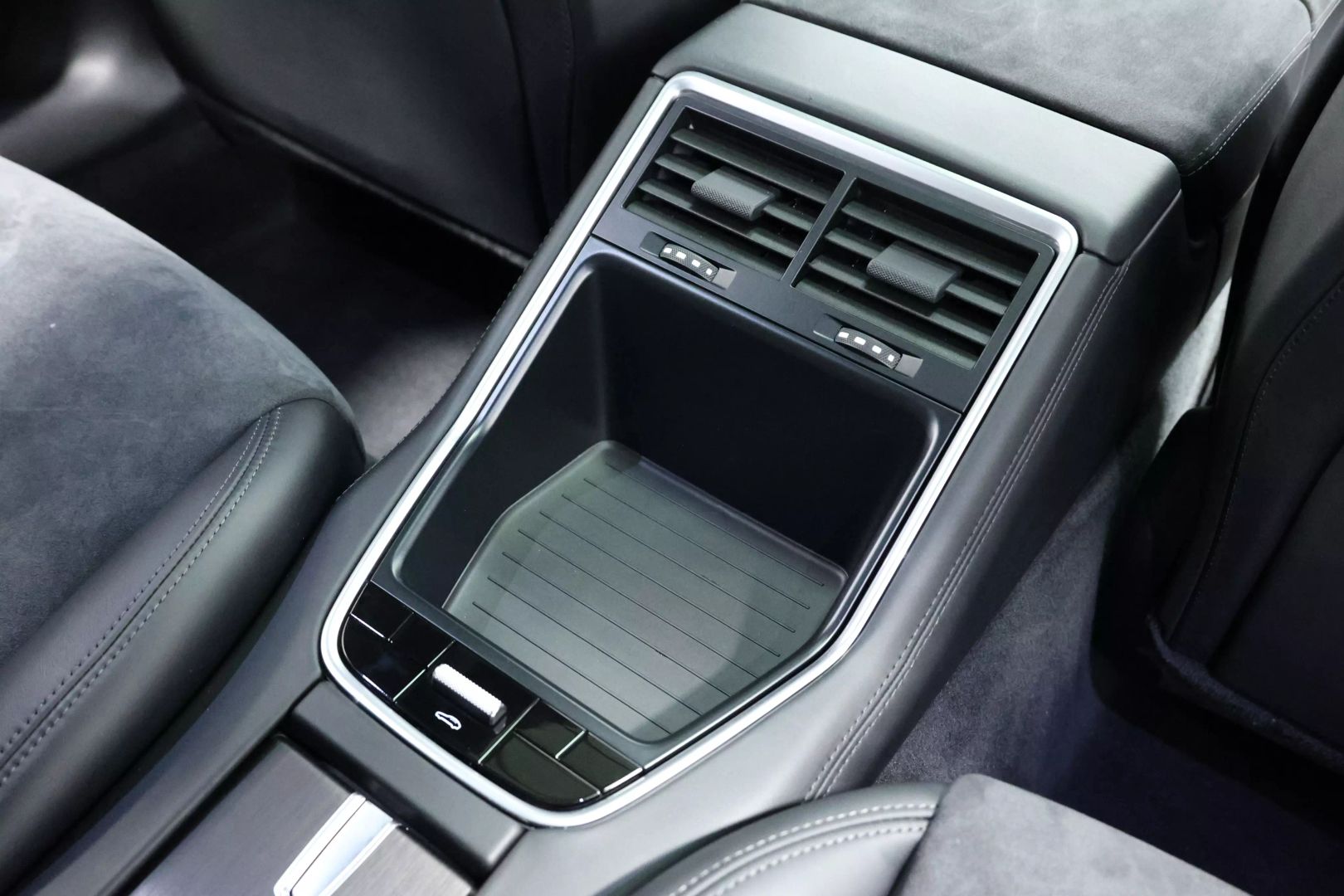 2020 Porsche Panamera - Image 87