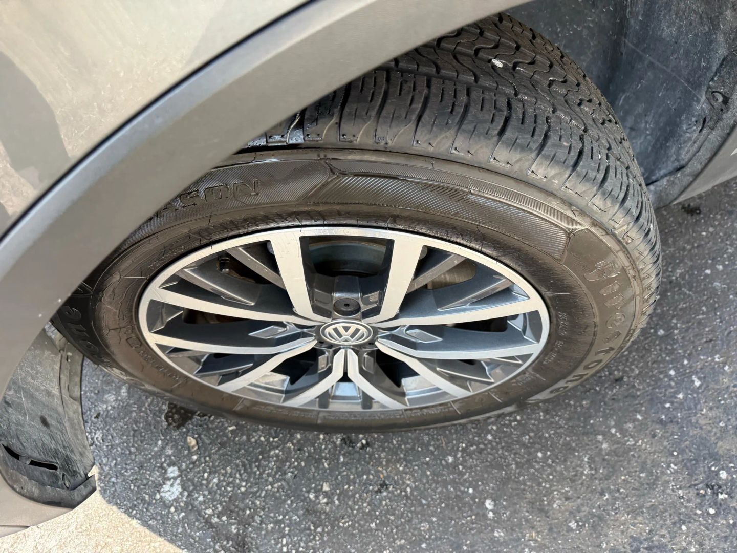 2019 Volkswagen Tiguan - Image 38