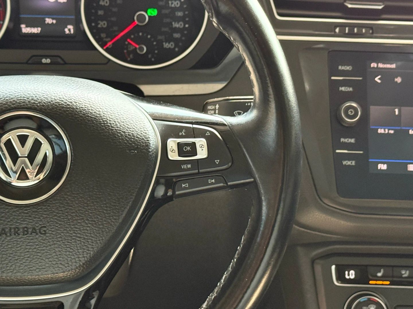 2019 Volkswagen Tiguan - Image 32